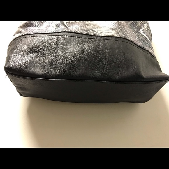 Sharp Iridescent Alligator Print Tote Bag! - Picture 4 of 16